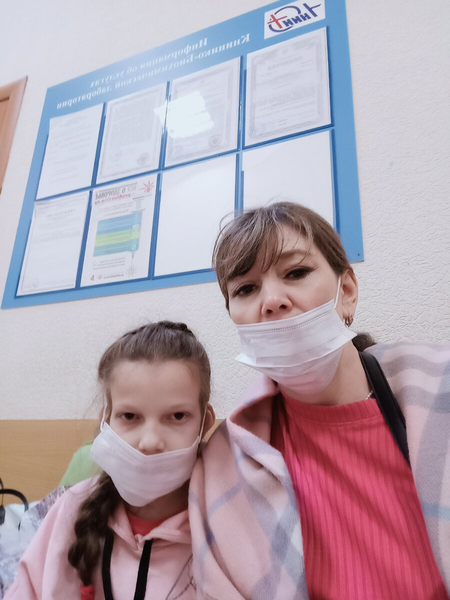 Здесь обязательны медицинские маски, их выдают при входе 