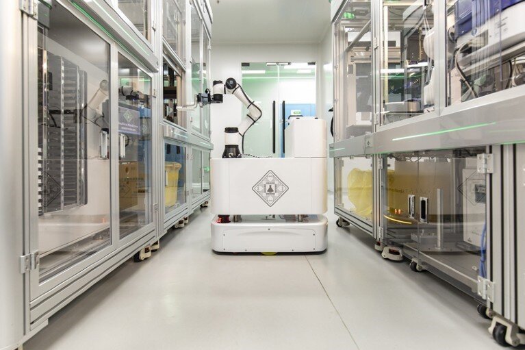 Появились лаборатории, управляемые искусственным интеллектом, такие как эта в Сучжоу, Китай. Фото: Цилай Шен/Bloomberg/Getty