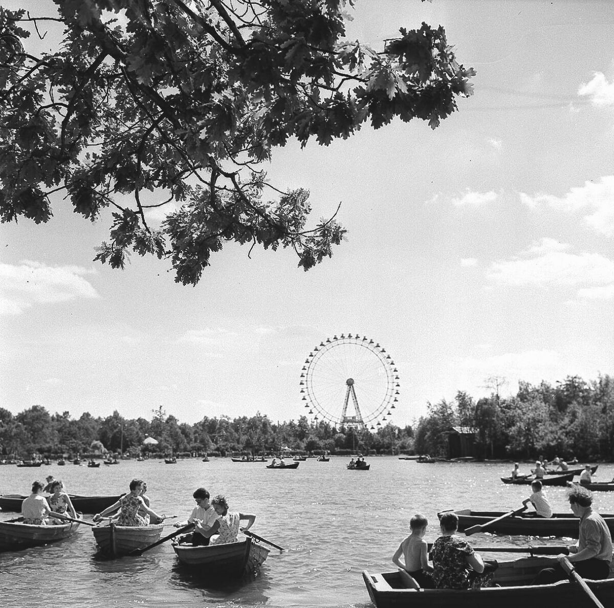 Отдыхающие на Круглом пруду в Измайловском парке. Фотография 1958 г. 