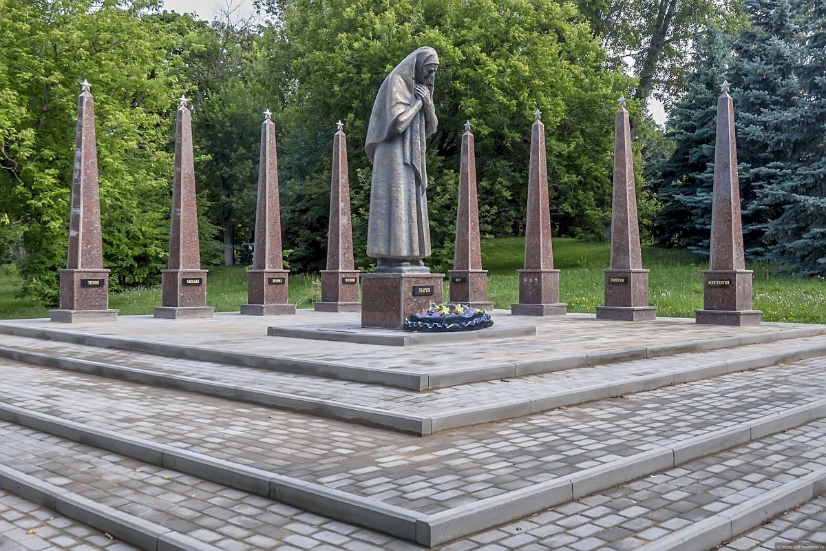 Памятник Марии Фроловой в Парке Победы в Задонске