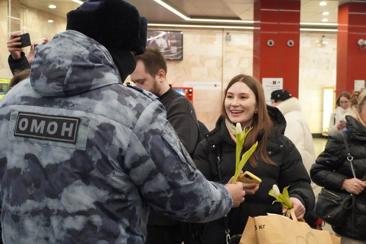 В Международный женский день военные музыканты Росгвардии выступили в Московском  метрополитене | Вести Московского Региона | Дзен