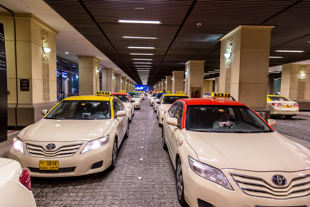 В моллах, как правило, нужно спуститься на парковку и подойди к табличке Taxi Line. Рядом с ней друг за другом стоят свободные машины и по очереди принимают пассажиров. Фото: Sergii Figurnyi / Shutterstock