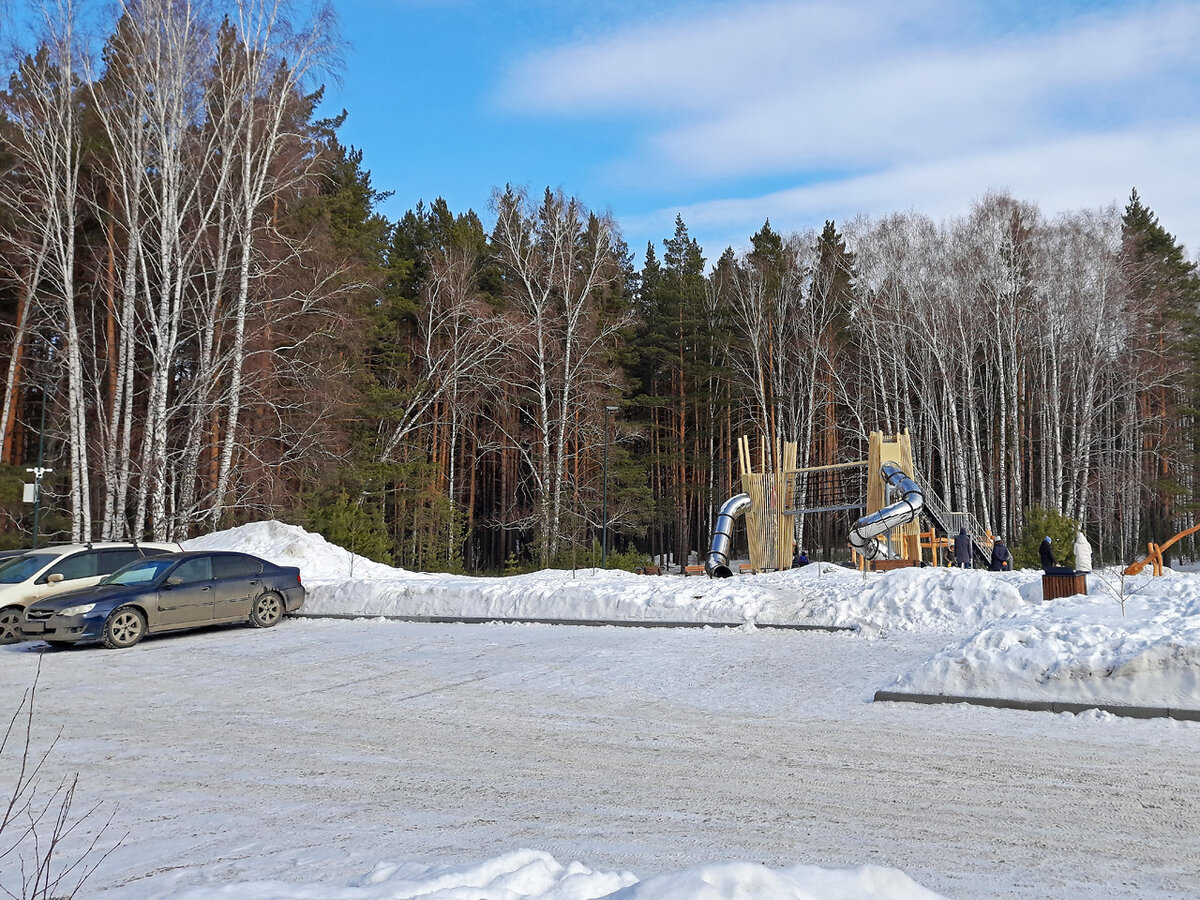     Даже в субботний полдень чуть пооадаль от главного въезда можно было найти свободные места. А вообще парк открывается с 9:00