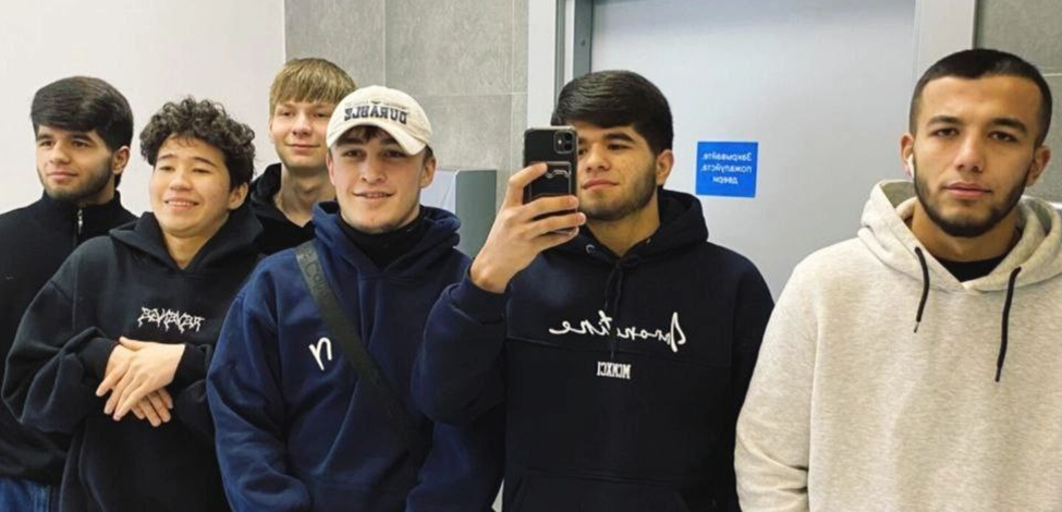 ОНИ даже на суде  пытались устроить ШОУ. Убили человека, а им весело. Диаспора поможет.