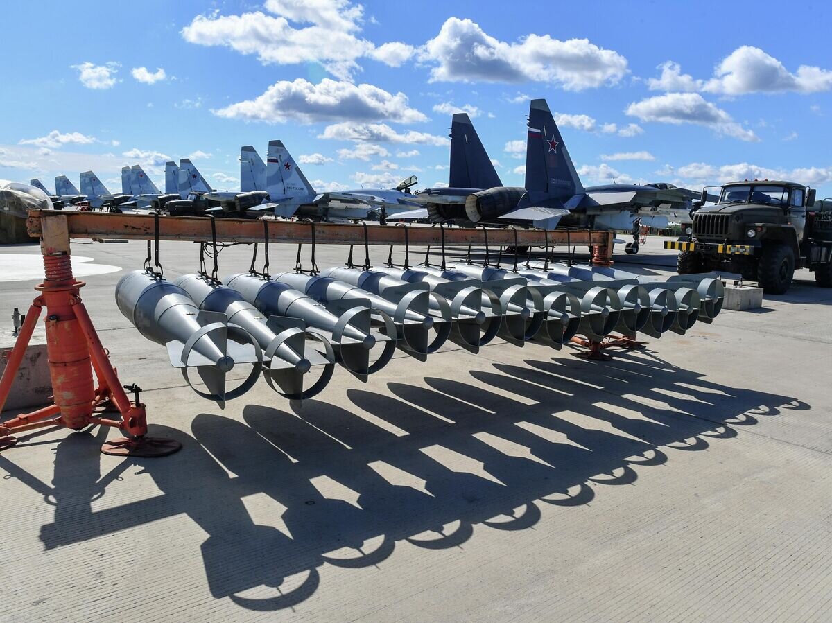    Авиабомбы ФАБ-500 на полевом аэродроме, где базируются самолеты ВКС РФ, задействованные в специальной военной операции на Харьковском направлении© РИА Новости