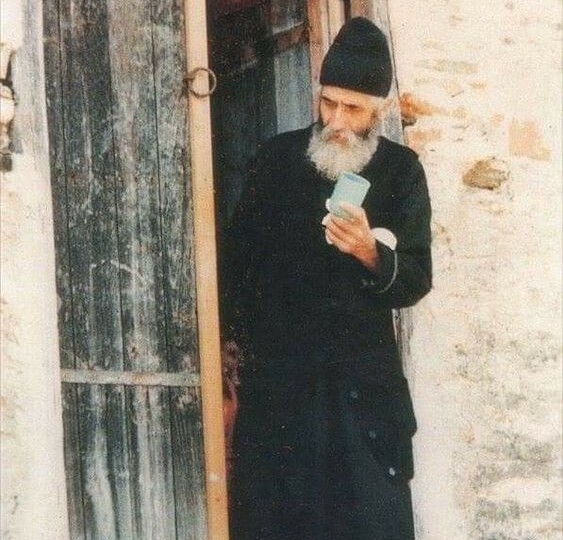 Как преподобный Паисий благословил одному сребролюбцу взять всё накопленное на тот свет