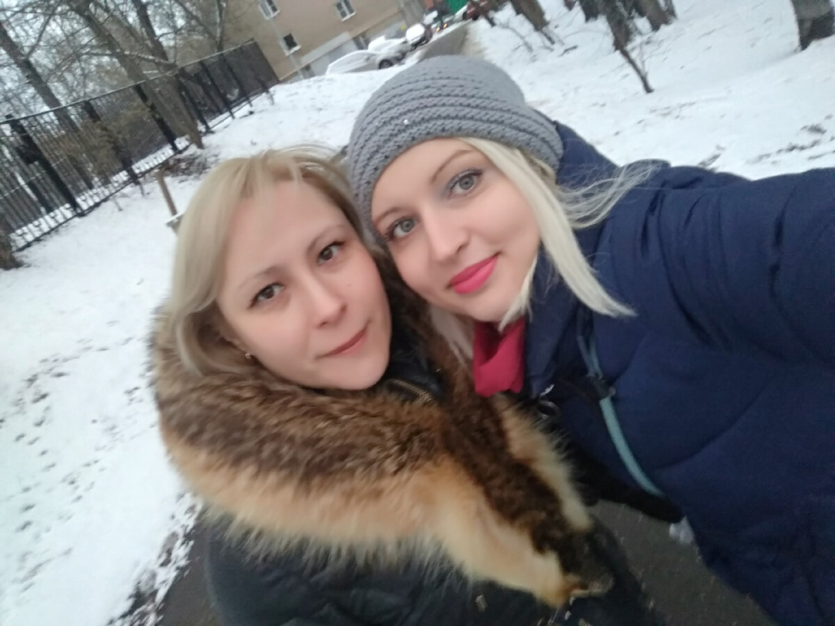С той самой подругой на фоне той самой пятиэтажки в который снимала квартиру