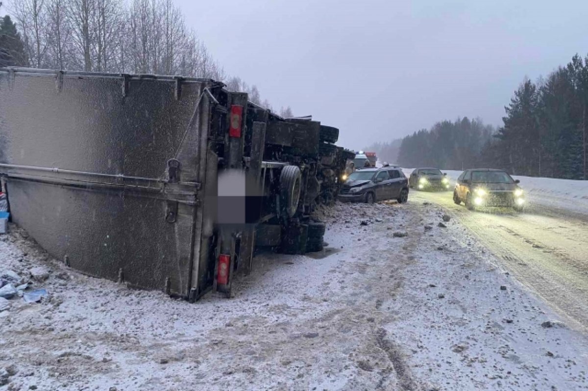    Грузовик съехал на обочину и перевернулся.