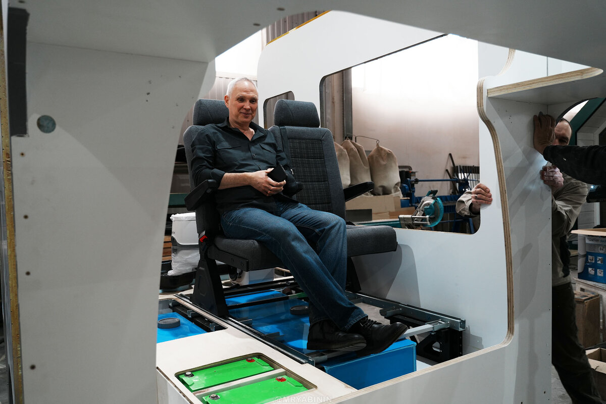 Иван Николаевич Левшич первым пробует посадочные места в жилом модуле "Навигатора"