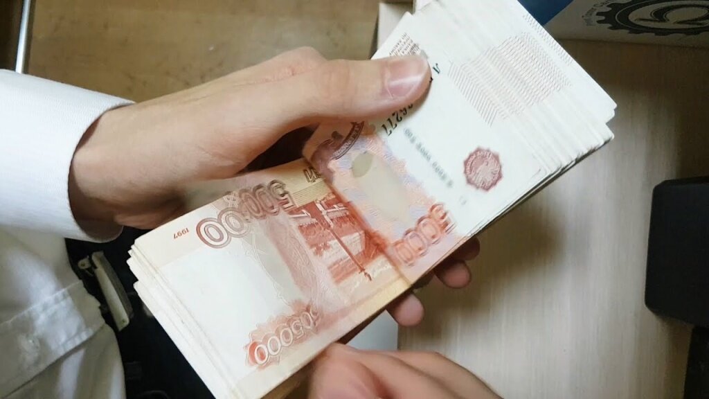 В Вышнем Волочке мужчина пришел помочь с ремонтом и украл 220 тысяч рублей