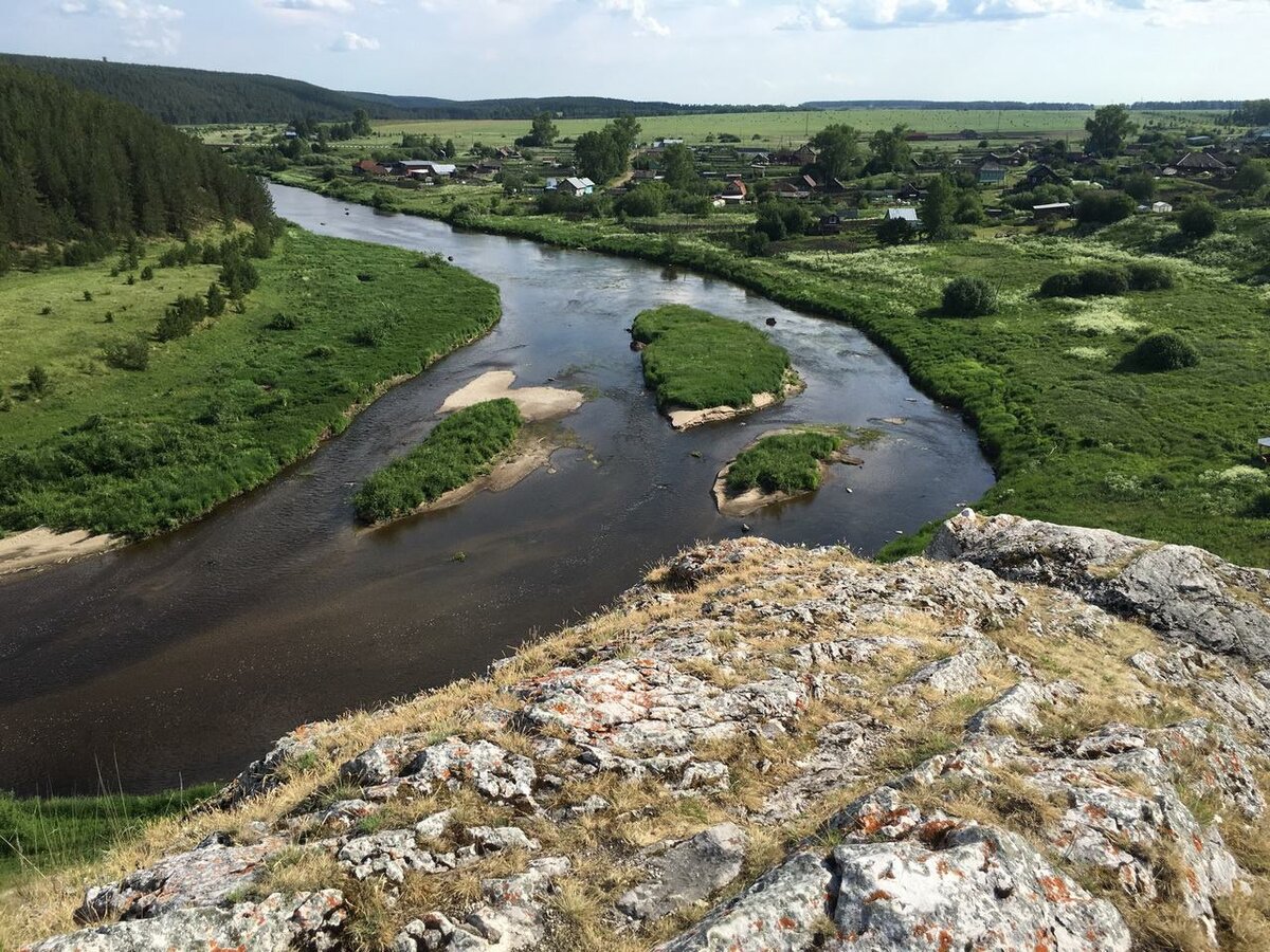 Вид на реку Реж с Церковного камня.