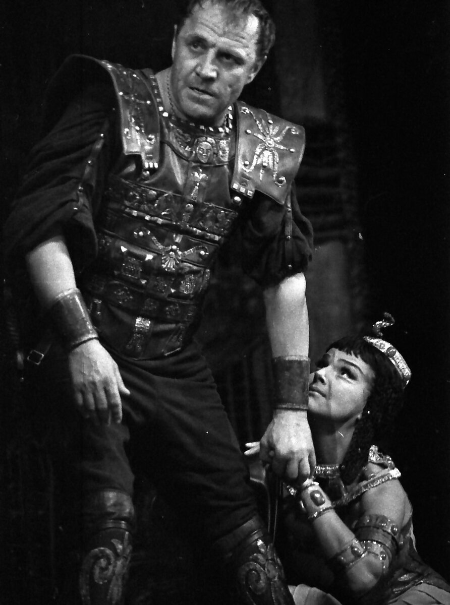 Ю. Борисова и М. Ульянов в спектакле "Антоний и Клеопатра"