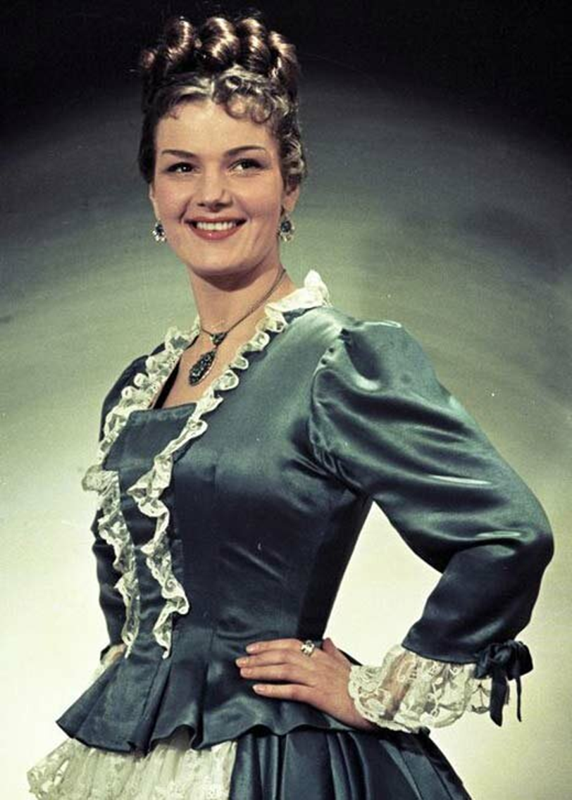 В спектакле "На золотом дне", 1955 год