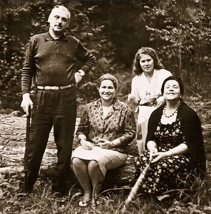 Сергей Михалков, Агния Барто (в центре), Наталья Кончаловская на Николиной горе, 60-е годы