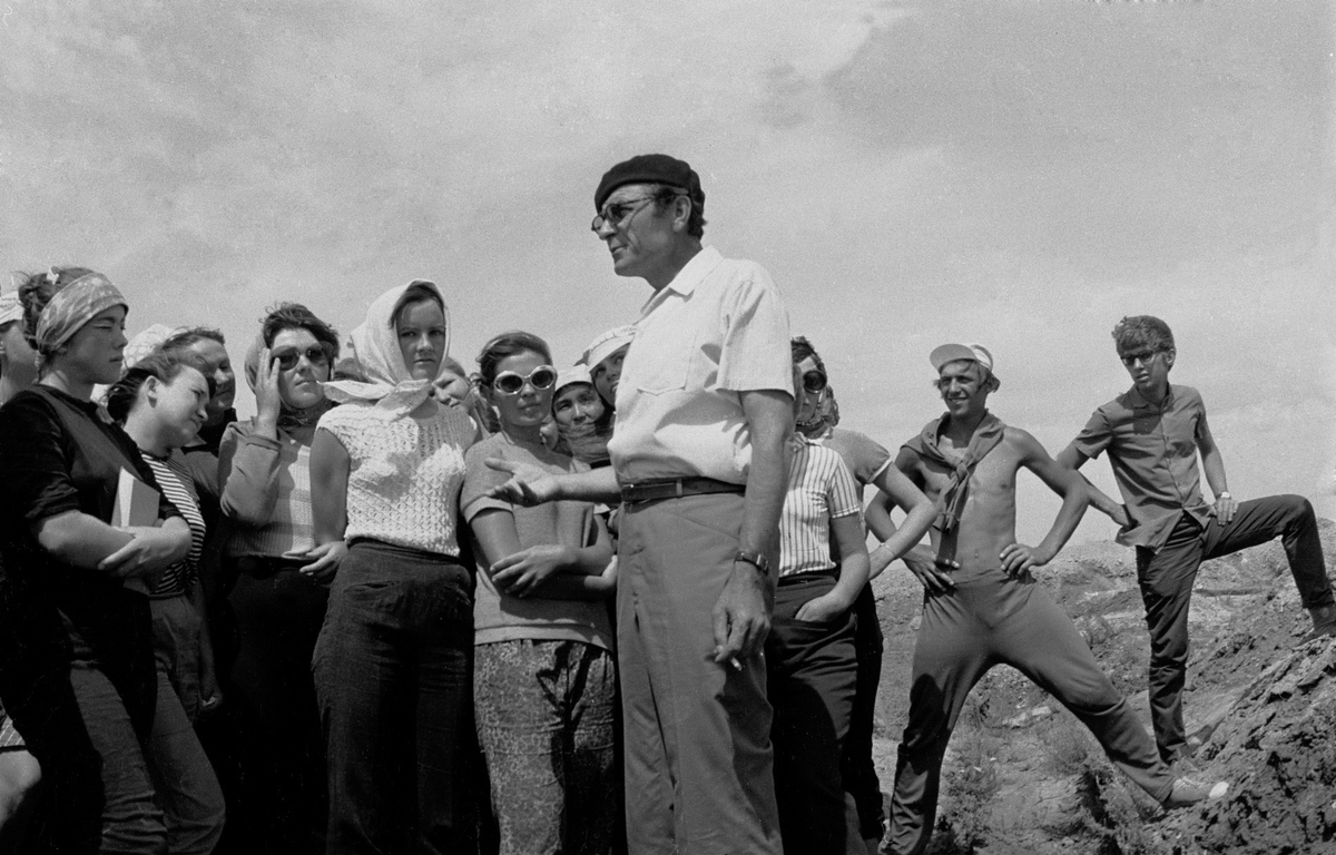 В. Ф. Генинг проводит экскурсию для студентов-практикантов из ЧГПИ. 1974 год. Синташта. Снимок Н. Б. Виноградова. Источник: открытая страница Н. Б. Виноградова в ВК.