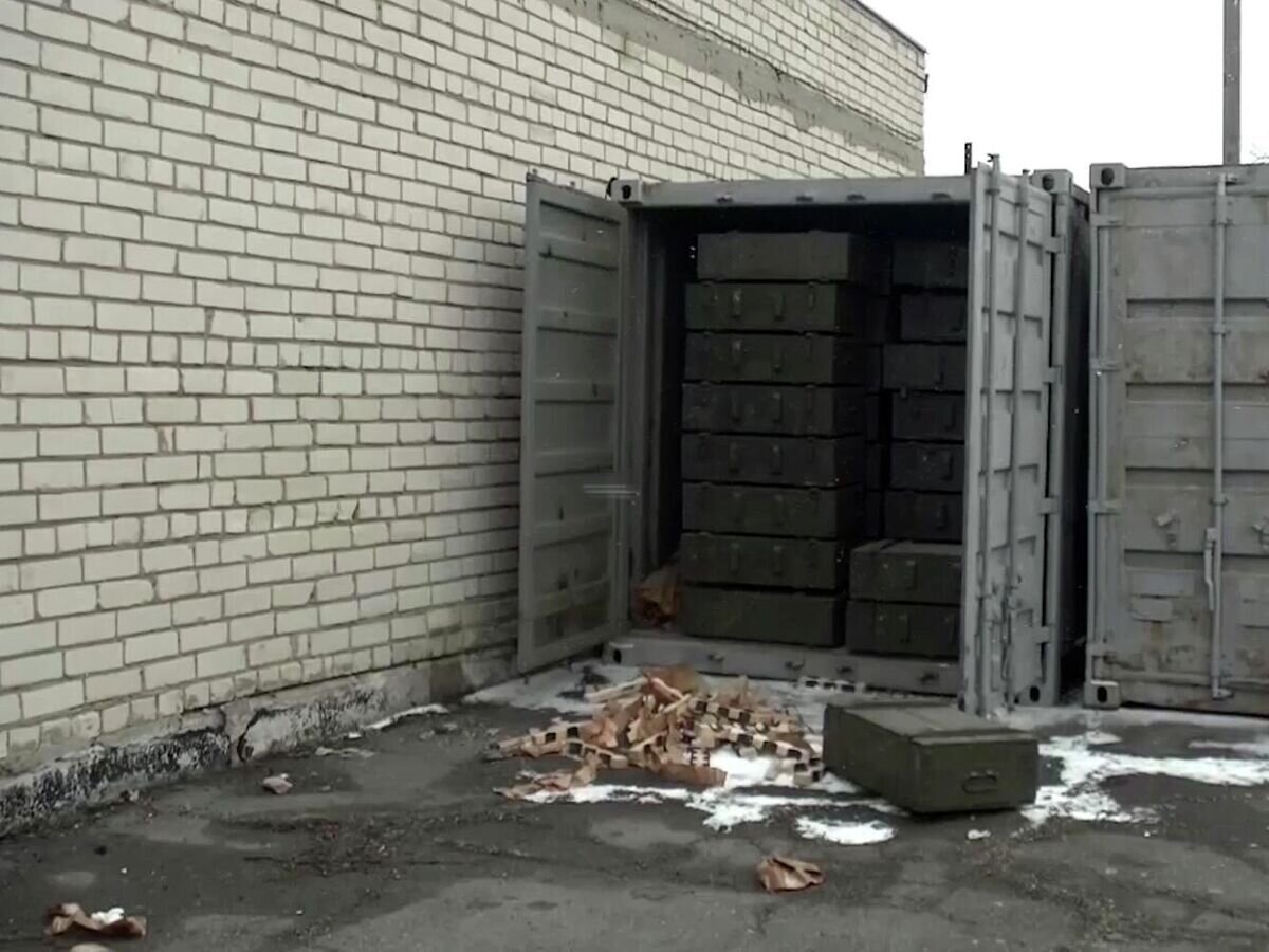    Ящики с боеприпасами на ракетно-артиллерийском складе ВСУ, взятом под контроль российскими военными в Херсонской области© РИА Новости / Министерство обороны РФ
