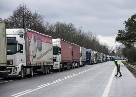    Поляки продолжают транспортную блокаду Украины. На границе скопилось около 2300 грузовиков