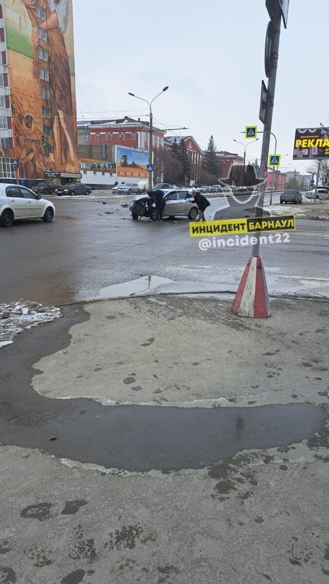 В центре Барнаула на перекрестке произошло страшное ДТП | ТОЛК | Дзен