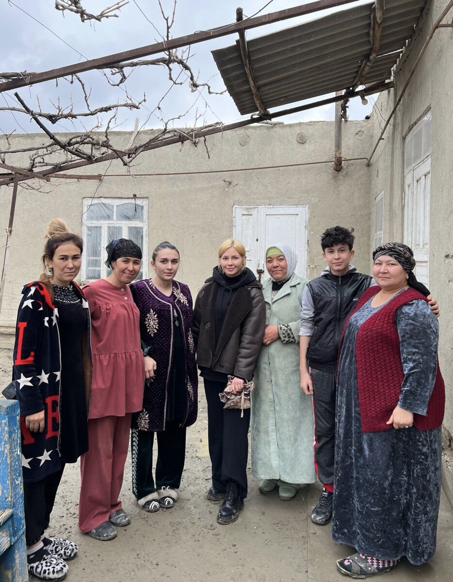 Это я была в гостях в узбекской семье, в кишлаках недалеко от Бухары. На фото - ее прекрасная половина. Рядом со мной совсем юная 18-ти летняя девушка в ожидании первенца. Все женщины в этом доме очень хозяйственные, внимательные, заботливые и гостеприимные. У меня остались самые лучшие и теплые воспоминания от этой поездки.