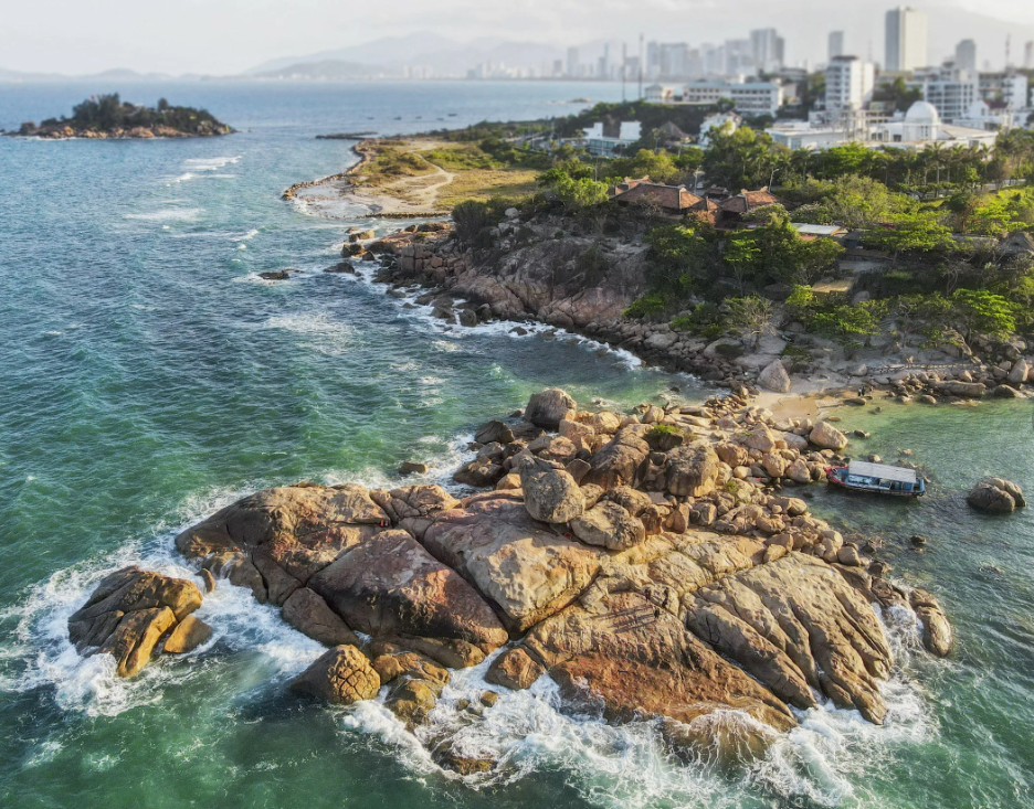 Хон Чонг — одно из самых красивых мест, где можно увидеть прибрежный город. Фото: Хоа Тран