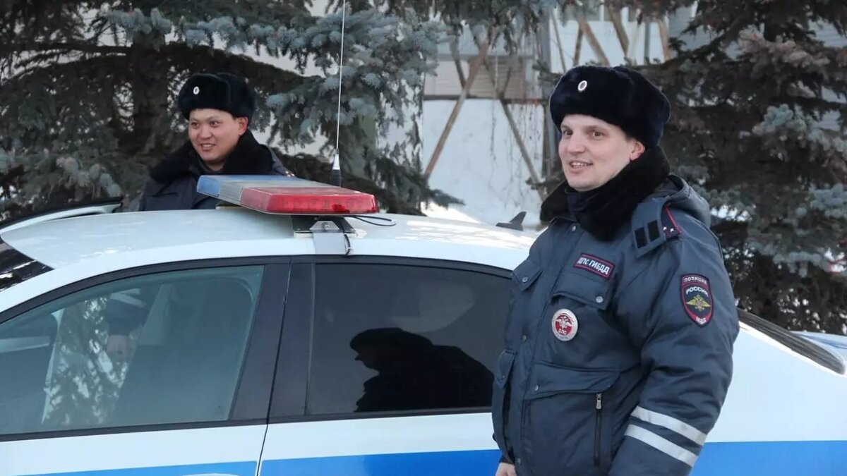     Сотрудники ДПС и врачи Областной клинической больницы №2 спасли 8-летнего пациента с аппендицитом. Семья проживала за городом. По пути в больницу, на автодороге Курган — Тюмень родители встретили наряд сотрудников полка ДПС Госавтоинспекции и попросили сопроводить в медучреждение.