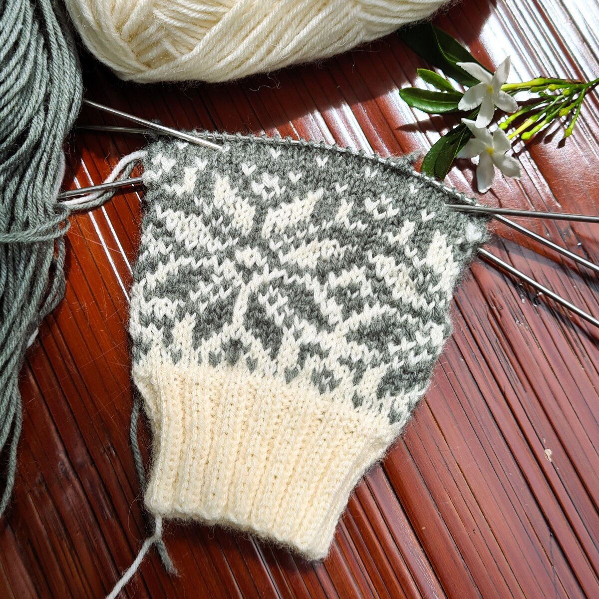 Пряжа Alize Superwash, цвет Хакки из линейки Artisan  №274, молочный цвет из линейки Comfort Socks №01