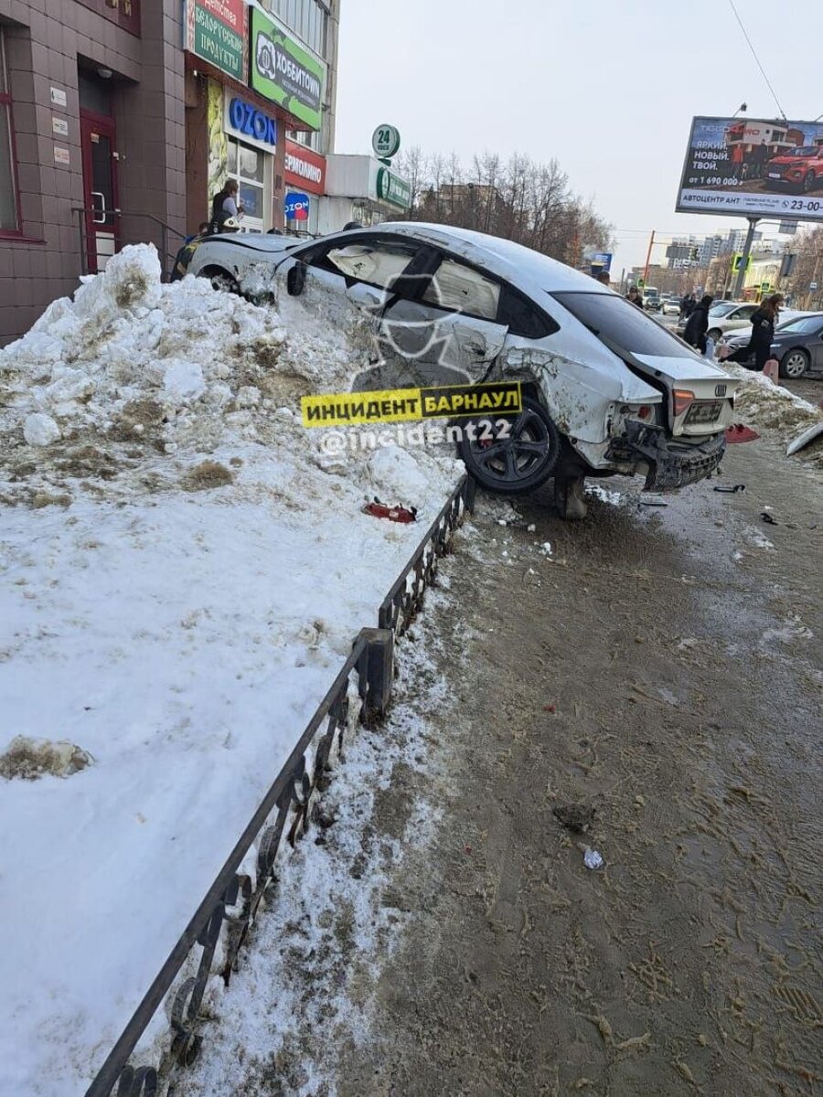 В Барнауле улетевшая на тротуар иномарка сбила пешехода | ТОЛК | Дзен