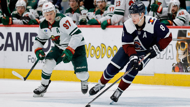    Кэйл Макар (№8) и Кирилл Капризов. USA Today Sports