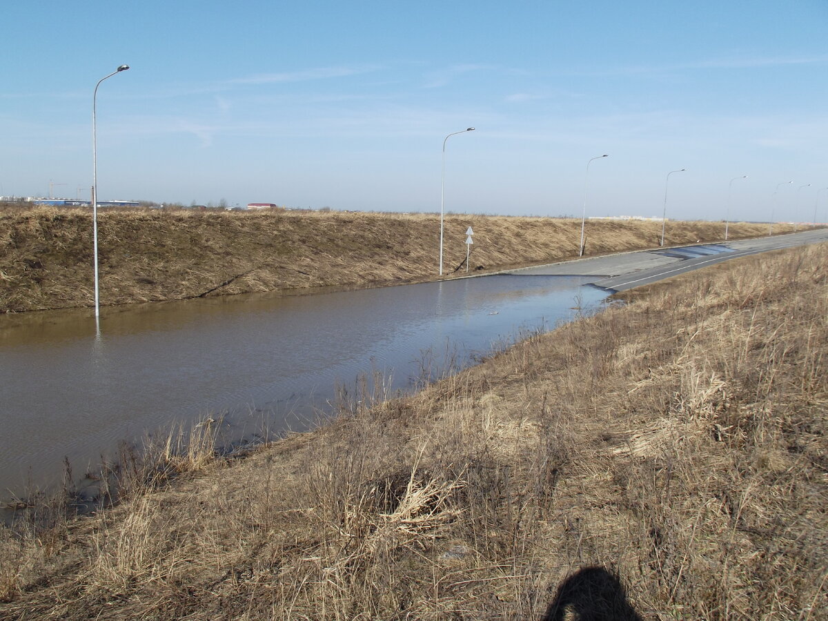 Велодорожка уходит под воду. Апрель 2013. Листайте галерею