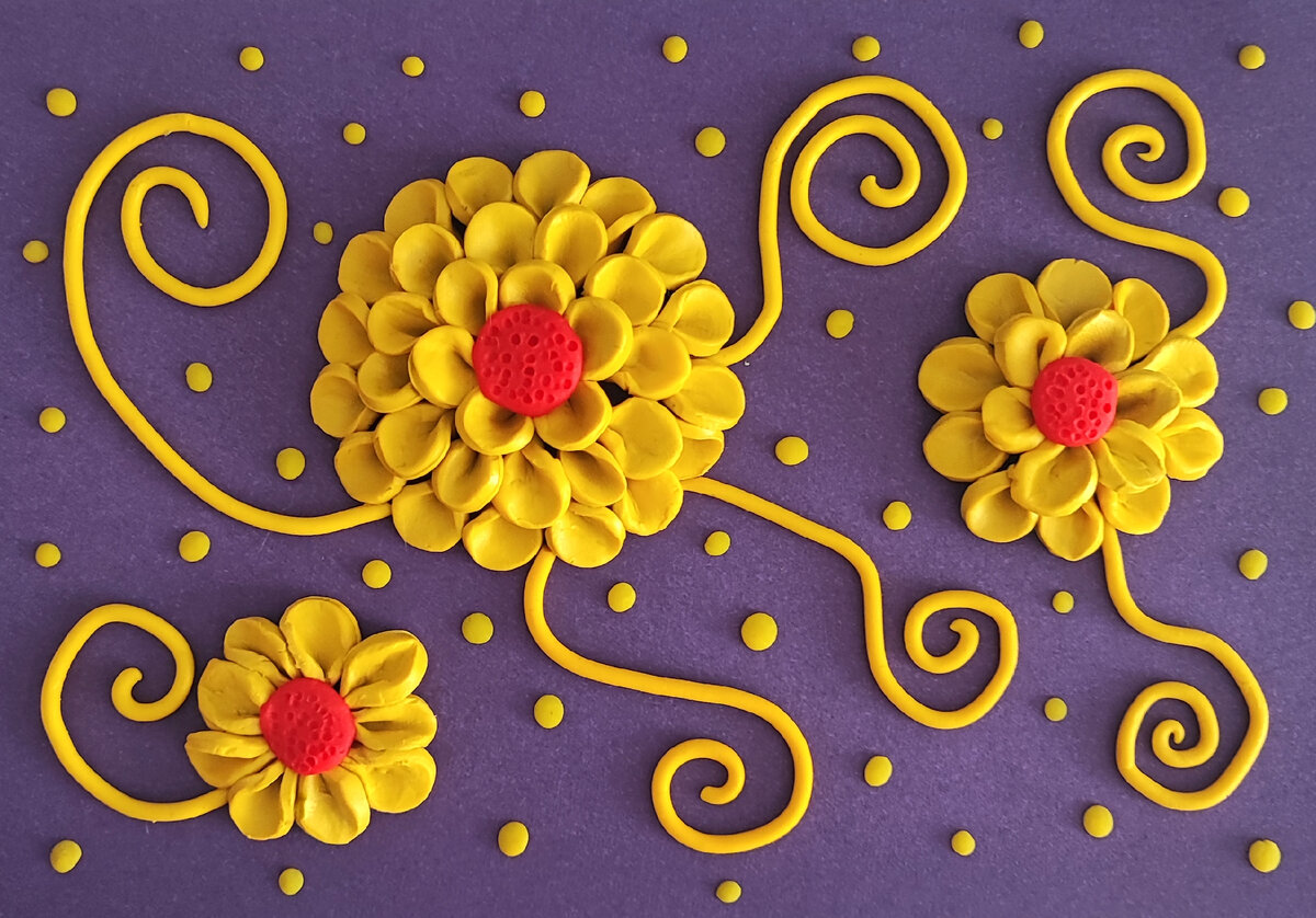 Готовый вариант аппликации открытки из пластилина на цветном картоне Жёлтые георгины на канале Лепим с Таней.