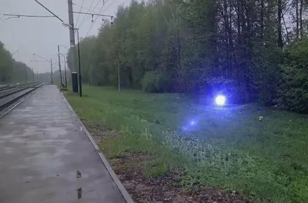 Кадр из видеоролика на котором видно как шаровоая молния перемещается над железнодорожными путями и перроном. Из открытых источников.