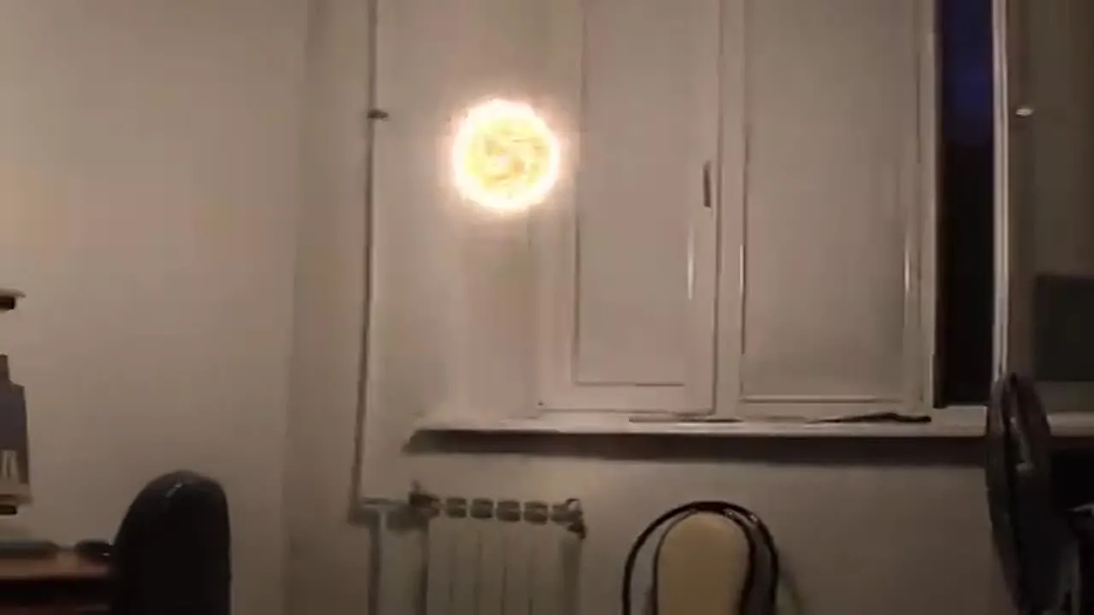 Кадр из видеоролика на котором видно как шаровоая молния влетела в квартиру и перемещается по комнатам. Из открытых источников.