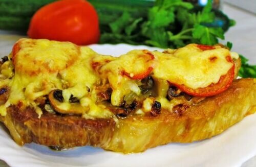 куриная грудка под шубой в духовке с помидорами и сыром. куриное филе запеченное с помидорами и сыром. отбивная в духовке под сыром с помидорами. куриное филе под сыром. отбивные с помидорами и сыром в духовке.