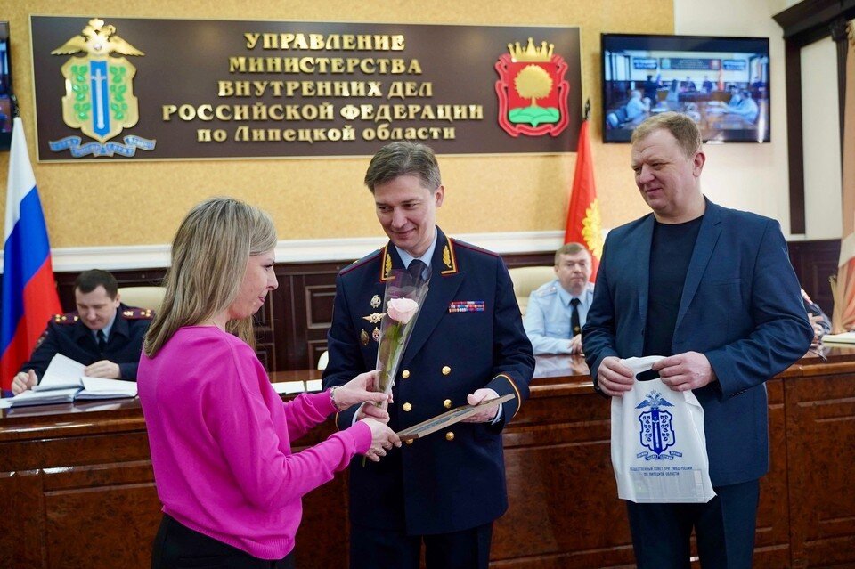    Под Липецком сотрудница банка уберегла пенсионерку от кредита для мошенников Пресс-служба УМВД Липецкой области.