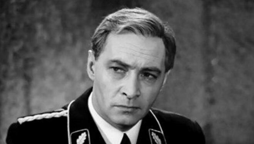 Одна из самых знаменитых советских картин – сериал «Семнадцать мгновений весны». Впервые советским людям показали его в конце лета 1973 года. И с того времени сериал захватывает внимание многих.-2