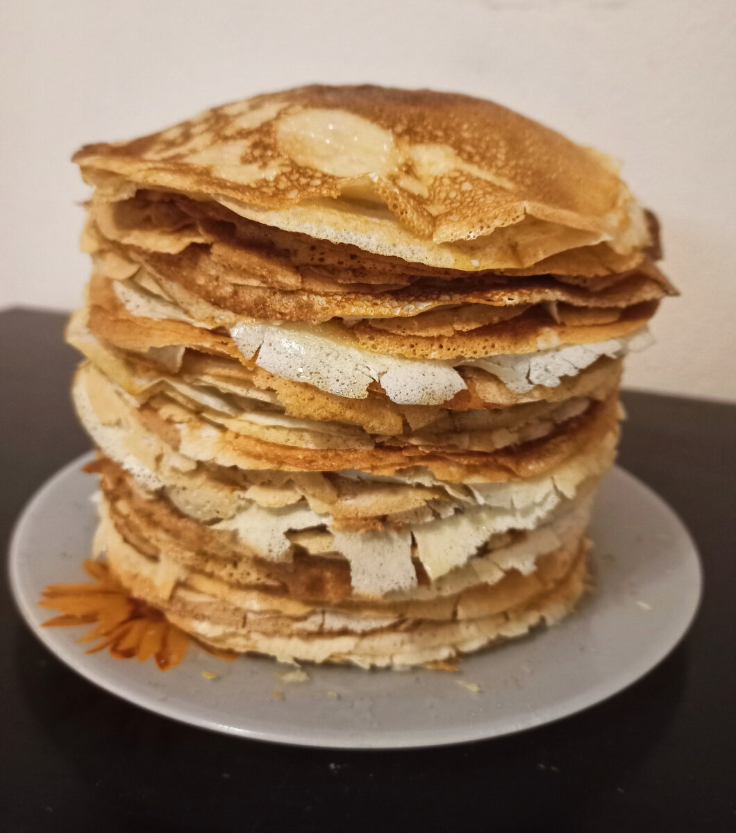 Как вам такая стопка блинов? 4 литра молока, 3 сковороды, полночи печь блины вместо сна и ребёнок утром готов идти в школу праздновать Масленицу 😁 Второй раз я такой подвиг не повторю 🙃