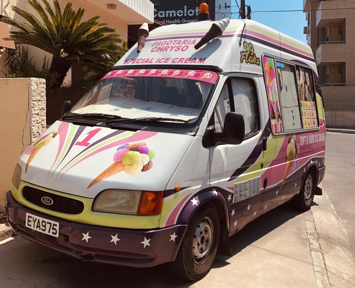 На этом фото припаркованный прямо на тротуаре фургончик с мороженым в Лимассоле. Фото: Алиса Крылова