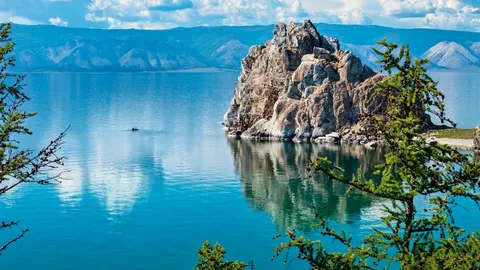 Байкал – одно из древнейших озер планеты. Озеро Байкал находится на юге Восточной Сибири.