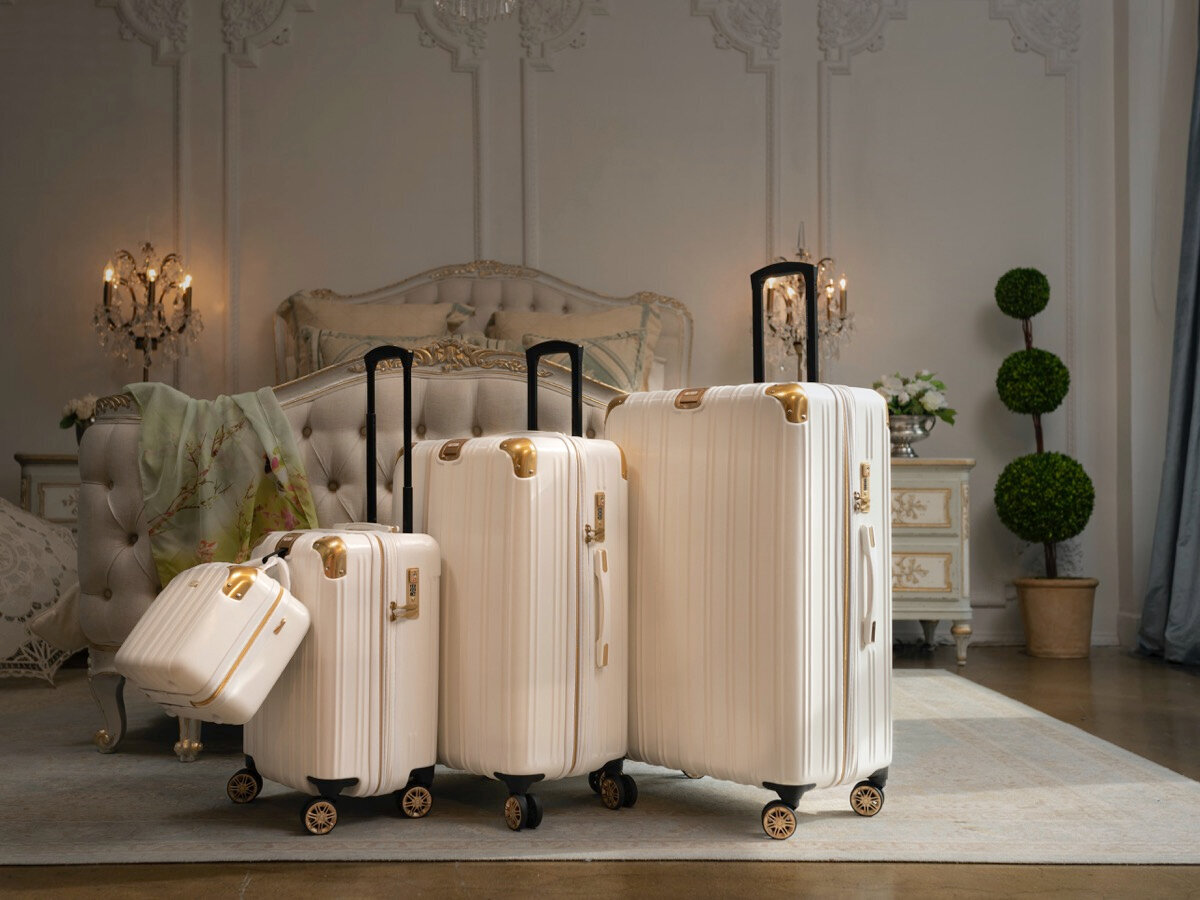 Suitcase manufacturers produce model lines in sizes for all occasions — from a small travel bag to “family” sizes. Such suitcases can be purchased either individually or as a set. Source: Unsplash