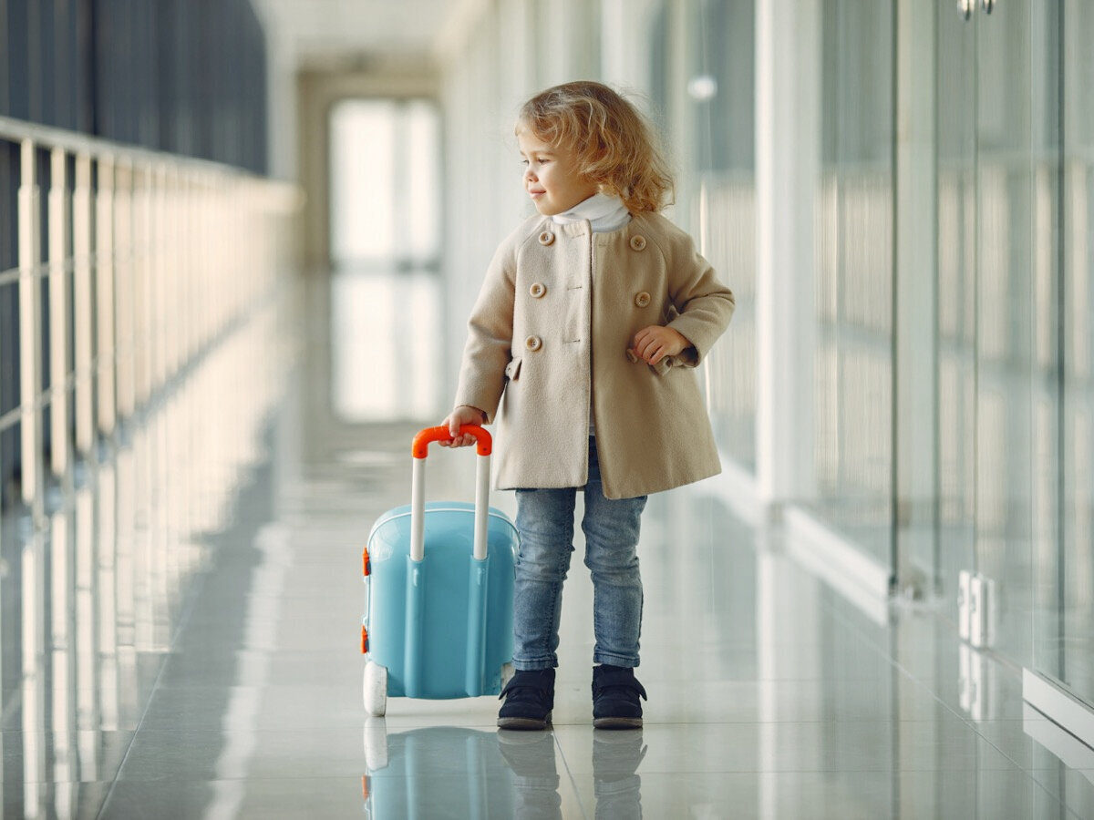 Choose a children's suitcase with large wheels - such a suitcase will be more stable, and it will be easier for the child to carry it. Source: Freepic