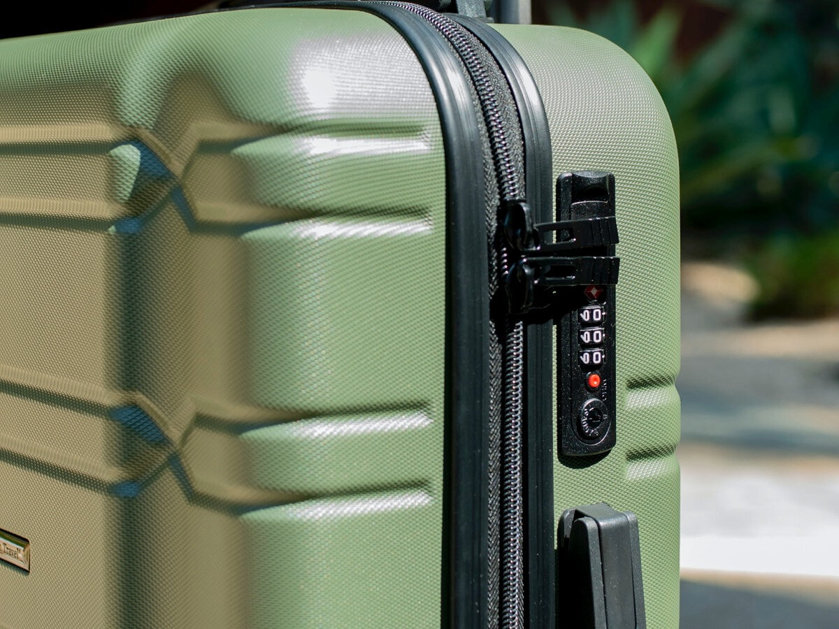 Metal runners are more reliable than plastic ones, and two runners on a zipper are more convenient than one. Source: Unsplash