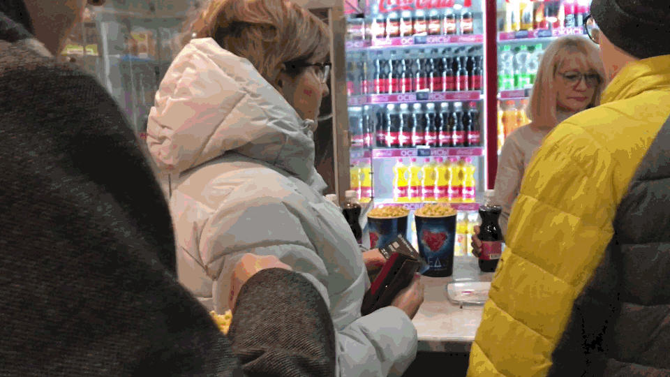 Кир с Мишаней стоят в очереди за сладеньким