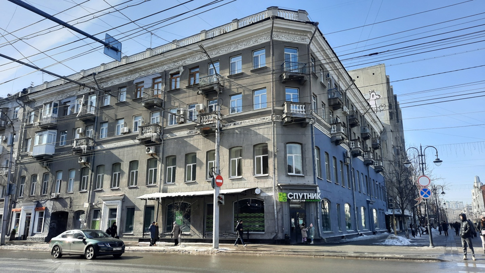 Так выглядит дом на углу улицы Горького и пр-кта Столыпина  в наше время, надстроенный в 1950-е гг. двумя верхними этажами.