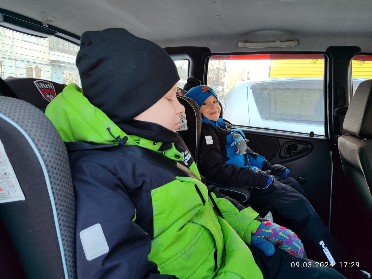 Паша и Вадя приготовились ехать домой