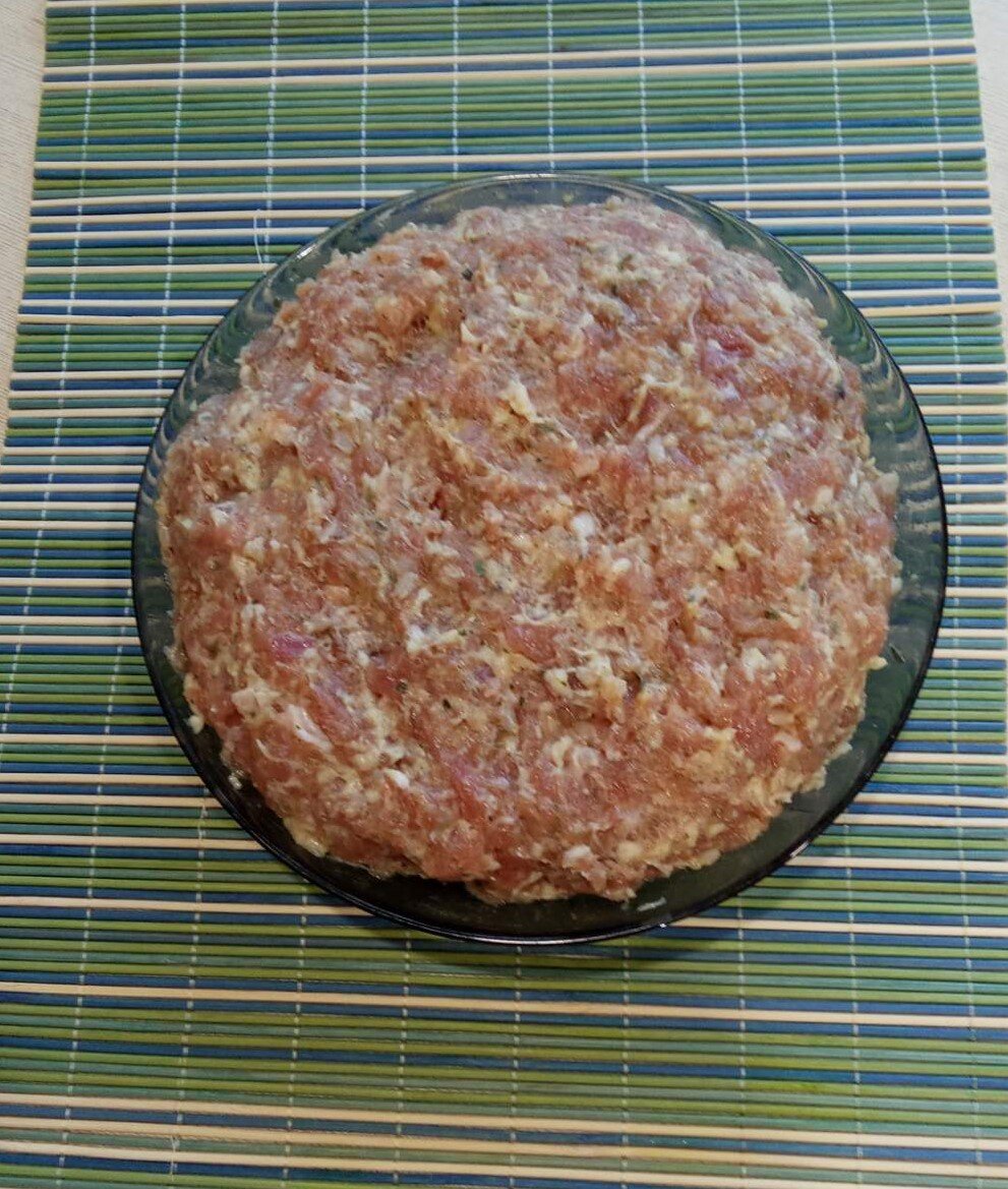 Фарш готовим заранее за два дня, для ферментации. Берём 300 г сала и 700 г мяса, перекручиваем на мясорубке (сало на мелкой решётке, мясо - на крупной), добавляем водку, грам 50, воду - 100 гр, соль, молотый чёрный перец и Ваши любимые приправы. У меня сушёная петрушка, базилик, хмели-сунели, прованские травы, карри. 