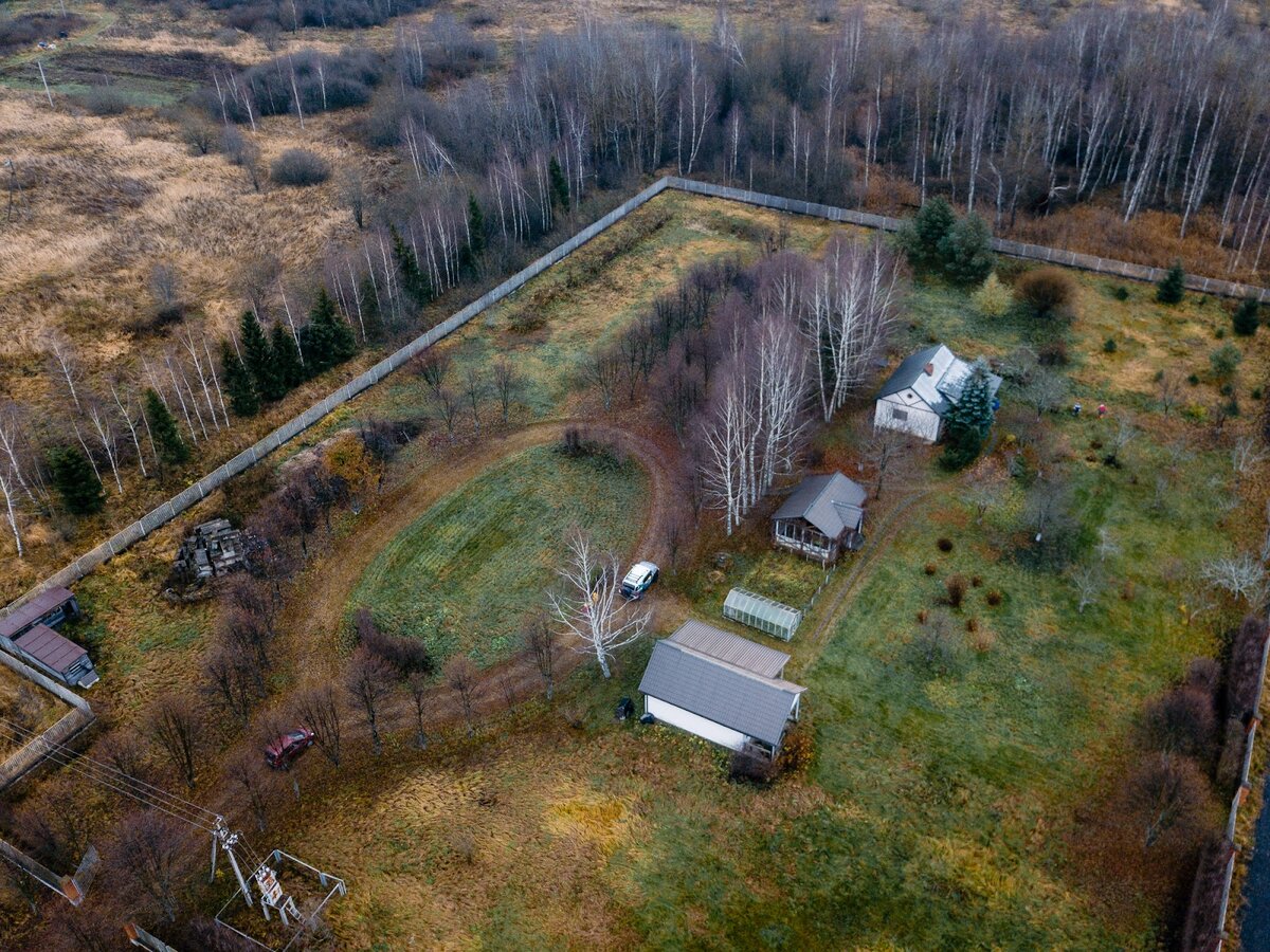 Участок почти сразу после покупки. Сейчас в нижнем правом углу кадра стоит ещё один дом.
