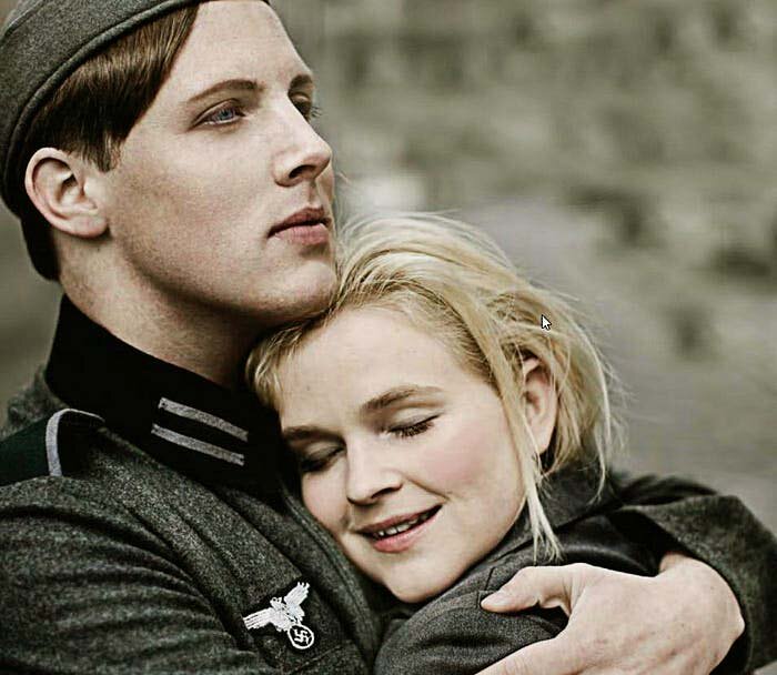 Немецкий солдат с белокурой норвежкой