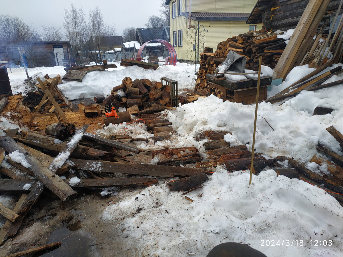 рабочий момент разбора дровяных залежей