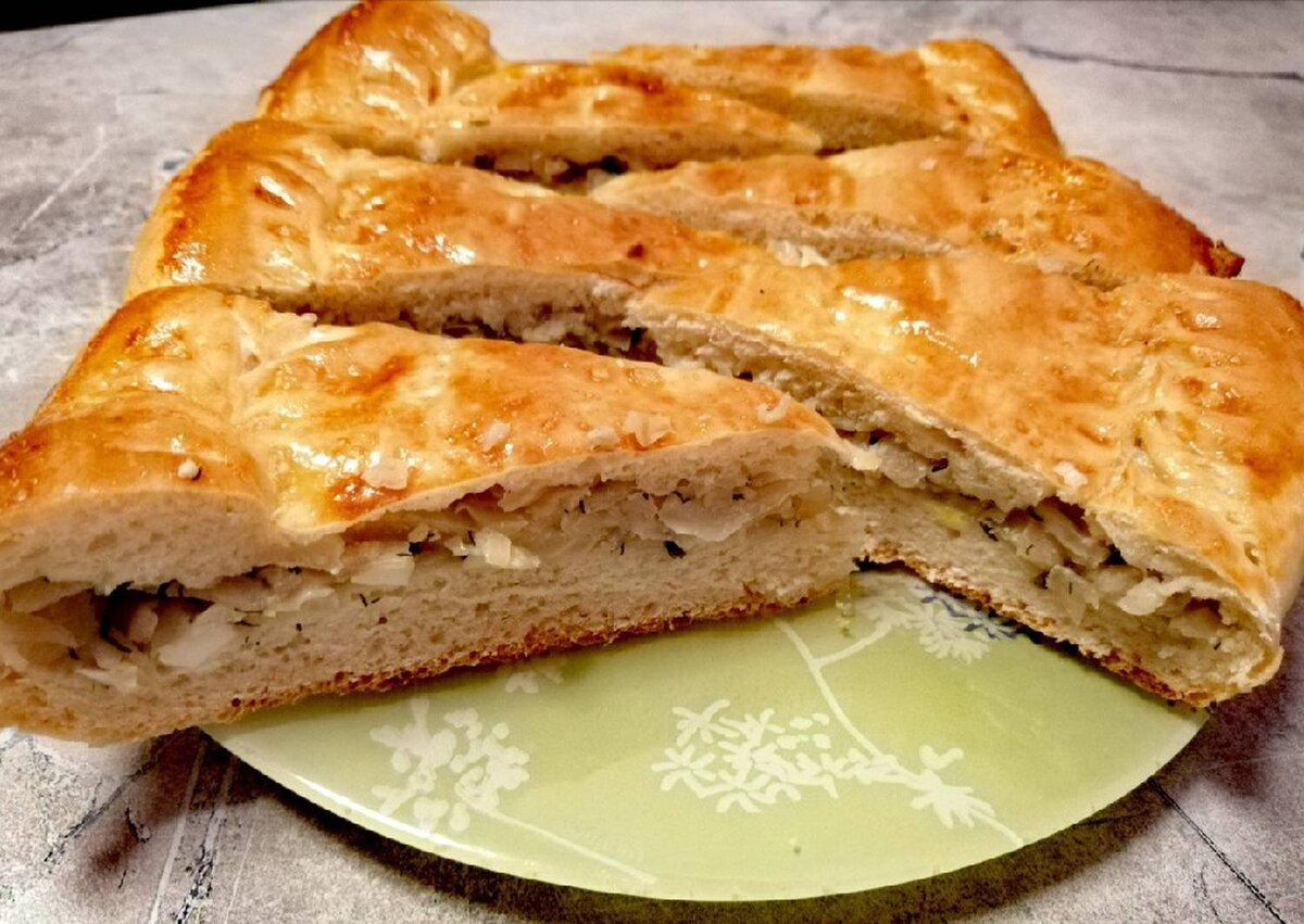 Пирог с капустой и вареным яйцом.