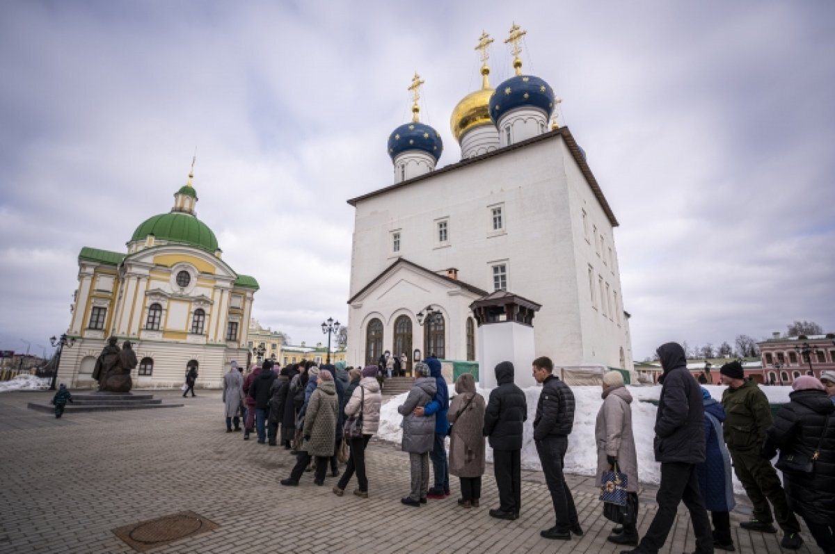 В Твери выстроилась очередь у Спасо-Преображенского кафедрального собора |  АиФ–Тверь | Дзен